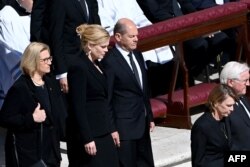 Președintele Germaniei, Frank-Walter Steinmeier, și cancelarul Olaf Scholz participă la înmormânatarea Papei Francisc.