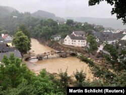 Orașul Schuld, în 16 iulie. În 18 iulie, după ce l-a vizitat, cancelarul Angela Merkel a spus că nu există suficiente cuvinte în limba germană pentru a descris dezastrul.