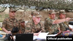 Արցախի ՊԲ նախկին հրամանատար Լևոն Մնացականյանը՝ լուսանկարի կենտրոնում