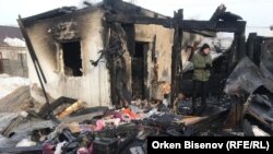 Сообщение о пожаре во времянке на территории жилого дома в микрорайоне Коктал поступило на пульт «101» в ночь на понедельник. Пожар был потушен спустя около часа после вызова. Пожарные на месте пожара обнаружили тела пяти детей. Астана, 4 февраля 2019 года.