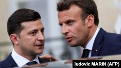 Володимир Зеленський (л) та Емманлюель Макрон (п) провели телефонну розмову