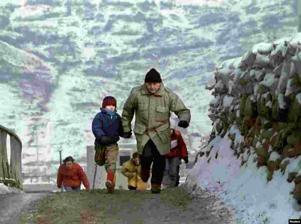 Bježanje od snajpera, otac i sin pretrčavaju most u naselju Dobrinja, 4. januar 1993.