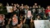 Manifestanți țin fotografii ale lui Hassan Nasrallah, liderul ucis al grupării libaneze Hezbollah, în orașul Sidon din sudul Libanului, 28 septembrie 2024.