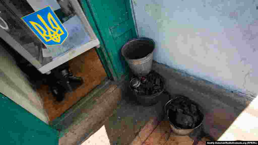 Більшість мешканців Новотроїцького живуть у скруті та в залежності від гуманітарної допомоги. Молоді люди жаліються на відсутність роботи. Очікування виборців пов'язані не лише із завершенням війни на сході України, але й поліпшенням економічних умов регіону. 
