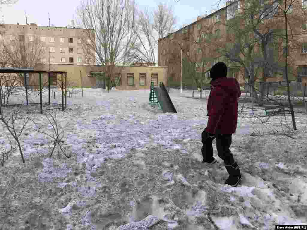 Многие родители темиртауских детей запрещают им кататься на горках из-за грязного снега. В дни, когда в воздухе ощущается неприятный запах, на улице редко встретишь играющих детей. Местные экоактивисты, которые ведут онлайн-мониторинг состояния воздушного бассейна, в последнее время нередко призывают горожан воздержаться от прогулок на улице. Причина – сильное загрязнение воздуха.
