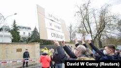 Протест пред руското посолство в Прага в неделя. Надписът гласи: "За вашата и за нашата свобода". Лозунгът е неформален девиз на Полша от 19-и век, когато страната се бори срещу Русия и едновременно с това подкрепя въстанието на руските декабристи срещу руския цар.