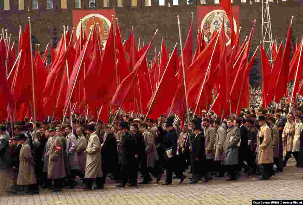 За железным занавесом: рабочие на параде по случаю Первомая. 1964 год.