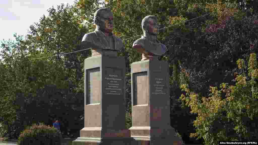 Бюсты Сергея Королева и Юрия Гагарина в Симферополе. Эти памятные знаки установили возле кинотеатра «Космос» в 2015 году. Памятник первому космонавту планировали возвести еще к 50-летию первого полета человека в космос в 2011 году, но тогда на это не хватило средств