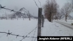 Ограждения на кыргызско-узбекской границе в селе Чарбак