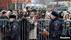 Câteva zeci de persoane s-au adunat deja în fața bisericii din Moscova unde va avea slujba de înmormântare a politicianului de opoziție Alexei Navalnîi.