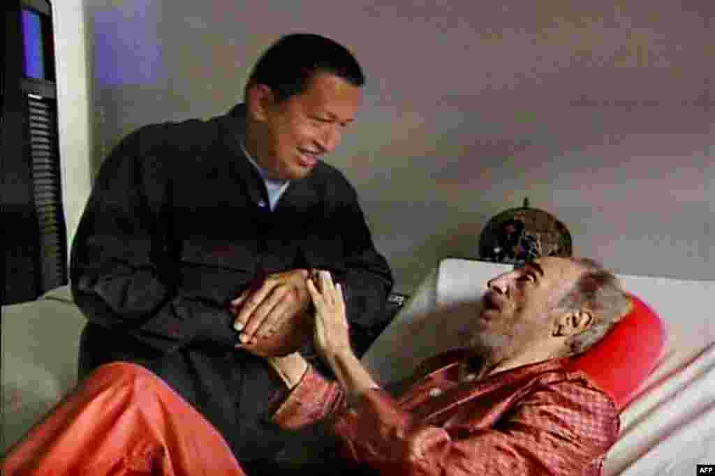 Predsjednik Venecuele&nbsp;Hugo Chavez posjetio Castra u bolnici u Havani, septembar 2006. Iako krhkog zdravlja, kubanski lider nadživio je&nbsp;Chaveza koji je preminuo 5. marta 2013. poslije duge i teške bolesti.