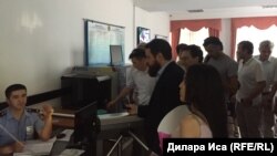 Айнур Ашим, дочь активистки Ардак Ашим, депутат парламента Италии Роберто Рампи (в центре) в фойе здания Южно-Казахстанского областного суда. Шымкент, 19 июня 2018 года.