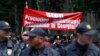 Сегодня утром депутаты столкнулись с необычным явлением: у входа в парламент их ожидали десятки людей, выступавших, как они говорили, против мужеложства. С плакатами в руках они призывали избранников народа отказаться от планов по «легализации пропаганды гомосексуализма»