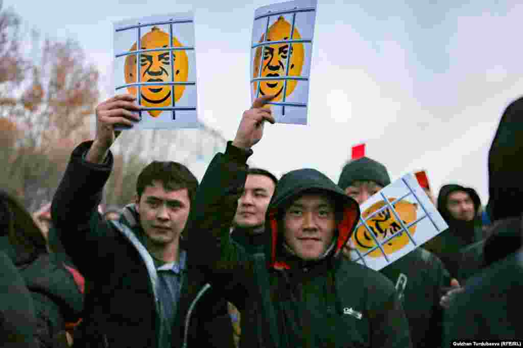 Участники выкрикивали лозунги «Свобода слова!», «Всех не заткнешь!», «Дайте факты», «Райыма в тюрьму», «Место воров – в тюрьме», «Реальные реформы» и другие.