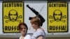 Люди проходять біля плакатів у столиці Польщі в розпал збройної агресії Росії проти України. Варшава, 14 липня 2014 року