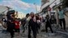 Palestinske porodice bježe iz svojih domova nakon izraelskih zračnih napada u gradu Gaza, centralni pojas Gaze, utorak, 17. oktobar 2023.