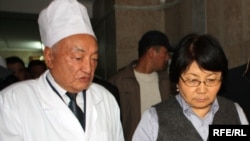 Roza Otunbaeva visits people injured in the unrest at a Bishkek hospital
