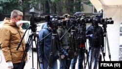 Medijske ekipe na konferenciji u Mostaru o situaciji s korona virusom, 1. april
