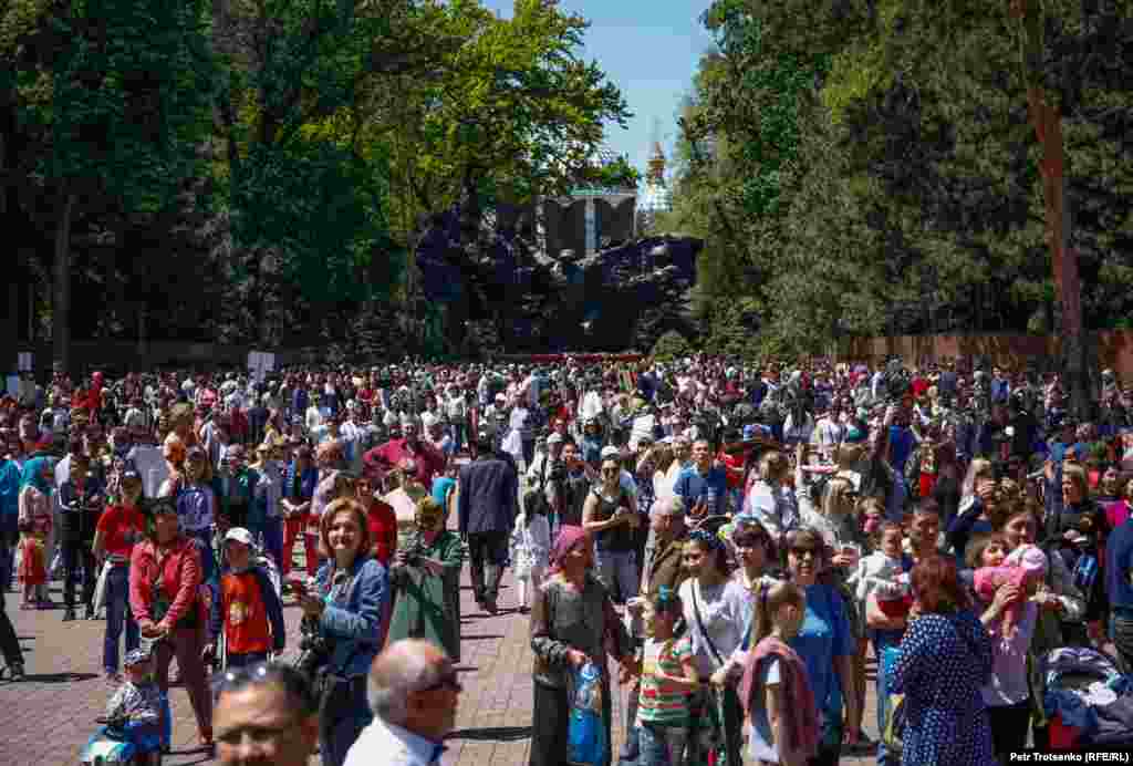 В Парке имени 28 гвардейцев-панфиловцев в этот день было людно и празднично: оркестр, цветы, ветераны Великой Отечественной войны. По предварительным данным, в акции «Бессмертный полк» участвовало примерно 120 тысяч человек. Алматы, 9 мая 2019 года.
