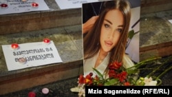 პარლამენტის შენობის უკან მოქალაქეებმა მოკლული ტრანსგენდერი ქალის, კესარია აბრამიძის ფოტო მიიტანეს და სანთლები დაანთეს. 19 სექტემბერი, 2024 წელი
