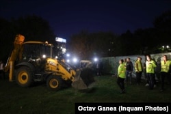 Un buldoexacavator vs angajați din sectorul 4.