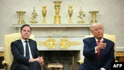 Secretarul general al NATO, Mark Rutte și președintele american, Donald Trump, la Casa Albă, în Biroul Oval - 13 martie 2025