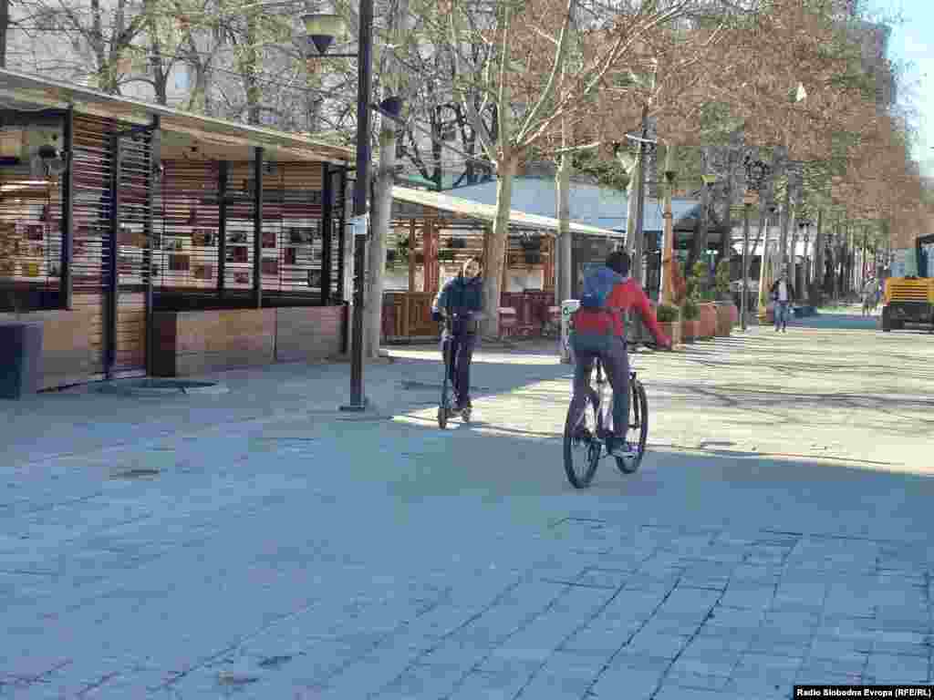 Zatvoreni kafići i restorani u jednom od skopskih tržnih centara zbog pandemije korona virusom, 20. mart, 2020. 