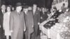 Ceaușescu asocia deseori băile de mulțime cu magazinele alimentare și cu piețele agricole. Aici vizitează piața Obor în octombrie 1971. Sursa: comunismulinromania.ro (MNIR)