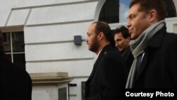 Максим Бакиев выходит их здания Вестминстерского суда в Лондоне, 7 декабря 2012 года