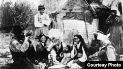 Көчмөндөр. 1910-жылы тартылган сүрөт. 