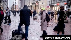 Un polițist în civil îl reține pe un jurnalist care-l filma în 2021 pe activistul opoziției, Pavel Krîisevici.