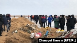 Недовольные жители собрались возле ямы с отходами в окрестностях села Бестамак Актюбинской области. 19 ноября 2020 года.