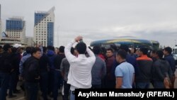 В Алматы полиция задержала десятки людей, собравшихся у театра «Алатау» в знак несогласия с результатами подсчета голосов на досрочных выборах президента Казахстана. Ранее 10 июня ЦИК объявила, что победу одержал действующий президент страны Касым-Жомарт Токаев.