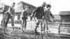 Această imagine, cu băieți români mergând pe picioroange, este una dintre cele peste 5.000 de fotografii <strong><a href="https://www.ujelet.ro/" target="_blank">publicate online</a></strong> la începutul lunii noiembrie din arhivele recuperate ale revistei foto Uj Elet, care a apărut în România.&nbsp;&nbsp;