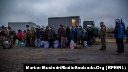 Архівне фото. Обмін утримуваними особами на Донбасі поблизу Горлівки, 27 грудня 2017 року