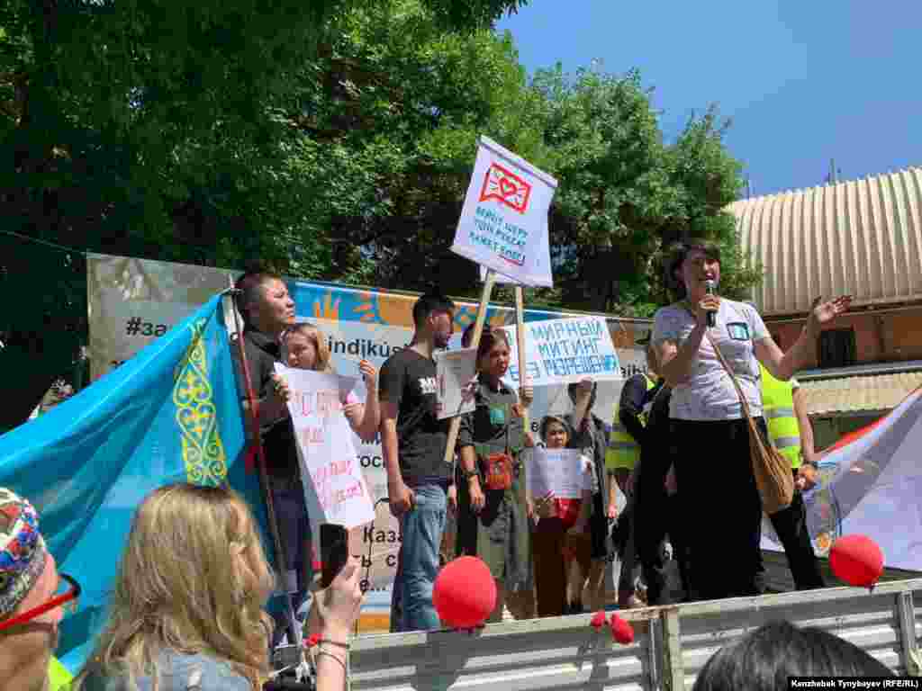 Активист Асия Тулесова выступает на митинге. В апреле ее вместе с другим активистом, Бейбарысом Толымбековым, посадили под арест на 15 суток – за то, что они развернули вдоль маршрута алматинского марафона баннер «От правды не убежишь #adilsailayushin #уменя естьвыбор». Баннер посчитали нарушением законодательства о порядке проведения митингов. - Мы постепенно теряем страх и начинаем собираться вместе. Я бы хотела сказать всем тем, кто не боится ходить на митинги: если это мирный митинг, то мы имеем право собираться в любое время, - сказала Тулесова 30 июня.
