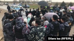Протестующие попытались перекрыть проезжую часть, но их окружила полиция, а позже увезла в отделение. Люди требовали объяснить им причину задержания директора местного цеха — они беспокоились о рабочих местах. Шымкент, Алтынтобе, 4 апреля 2021 года.