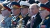 Predsednici Rusije Vladimir Putin i Kazahstana Nursultan Nazarbaev uz veterane na paradi povodom Dana pobede nad fašizmom u Moskvi