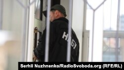 Головою Тернопільської облради є Михайло Головко, імена інших двох затриманих невідомі, як і підприємця, який звернувся до правоохоронних органів