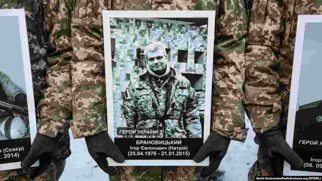 На фотографії Герой України, оборонець Донецького аеропорту з позвиним «Натрій» Ігор Брановицький. Після підриву бойовиками перекриття терміналу Брановицький вивів поранених, а сам повернувся назад. Разом із іншими побратимами він потрапив у полон до бойовиків угруповання «ДНР». Брановицький, щоб врятувати товаришів, сказав, що він кулеметник. Його нещадно били. За словами очевидців, 21 січня 2015 року Ігоря Брановицького убив у полоні двома пострілами в голову громадянин Росії, бойовик Арсеній Павлов «Моторола» 