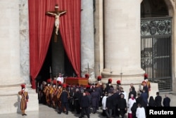 Sicriul cu trupul Papei Francisc, transferat la Vatican pe 23 aprilie 2025.