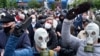 Протестувальники в протигазах та захисних масках від коронавірусу стоять в черзі, щоб поставити підписи за кандидатуру опозиційного кандидата на президентських виборах в Білорусі. Мінськ, 31 травня 2020 року