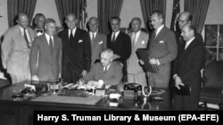 Američki predsednik Hari Truman 24. avgusta 1949. u Ovalnoj kancelariji Bele kuće potpisuje proglas stupanja na snagu Severnoatlantskog ugovora 12 zemalja.