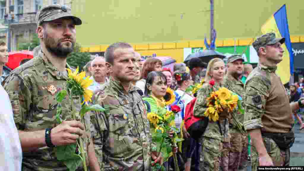 «Это шествие – знак глубокого уважения к врачам, волонтерам, родителям бойцов, к тем воинам, вернувшимся несокрушимыми. Это знак того, что мы непокоренные. Мы есть! Мы живы!» – заявили корреспонденту Крым.Реалии организаторы мероприятия.