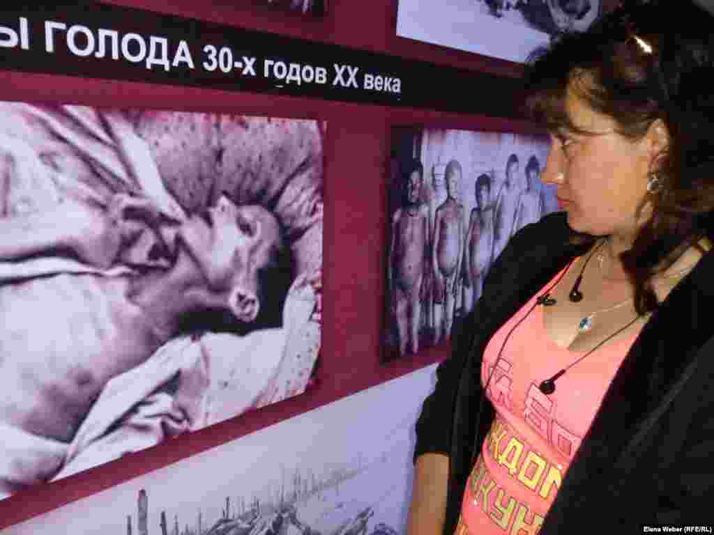 Vera Mihodenko, a resident of Dolinka, reads about the victims of the 1930s famine that killed hundreds of thousands. 
