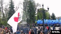 Міліція розокремила прихильників опозиції і владної Партії регіонів, які заблокували будинок парламенту