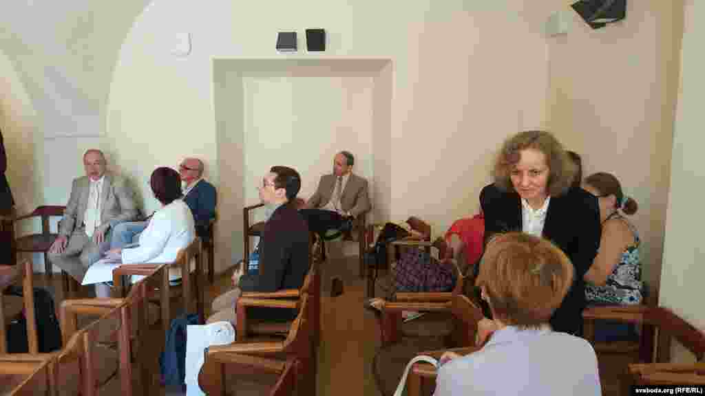 Актыўны прыхільнік «западнарусізму», прафэсар БДУ Кірыл Шаўчэнка (сядзіць у нішы) прыйшоў на адкрыцьцё сымпозіюму, паслухаў першыя ўрачыстыя прадмовы і зьнік.