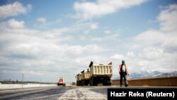 Bechtel i Enka konzorcij trenutno gradi i gradio je i druge autoputeve u području Zapadnog Balkana. Na fotografiji radnici na gradnji autoputa na Kosovu, Vrmica, april 2011. godine.