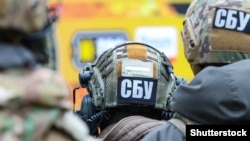 
За даними СБУ, після 24 лютого 2022 року чоловік брав активну участь у бойових діях проти українських військ на Запорізькому та Херсонському напрямках, але згодом отримав завдання – приховано прибути на Рівненщину для вчинення диверсій 