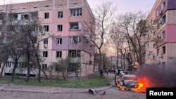 Urmările unui atac cu rachete rusești, în Krivoi Rog, Ucraina, 4 aprilie 2025. 